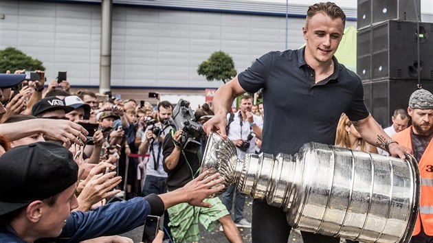 Jakub Vrna prochz kolem fanouk v Praze se Stanley Cupem.