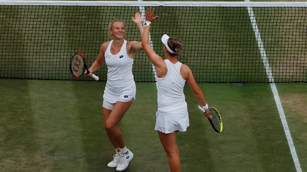 Kateina Siniakov (vlevo) a Barbora Krejkov slav triumf ve Wimbledonu.