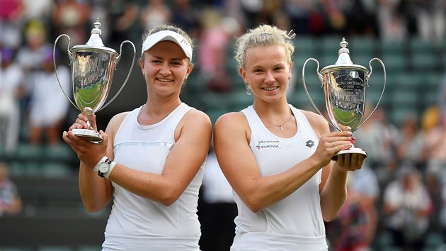 Kateina Siniakov (vpravo) a Barbora Krejkov ovldly po Pai tak tyhru ve Wimbledonu.