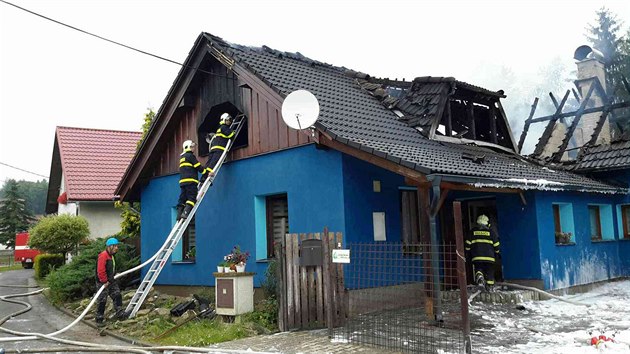 Hasii zasahovali u poru rodinnho domu v Blm Kameni na Jihlavsku. (10. ervence 2018)
