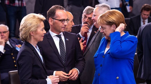 Nmeck delegace na summitu NATO. Ministryn obrany Ursula von der Leyen, f nmeck diplomacie Heiko Maas a kanclka Angela Merkel