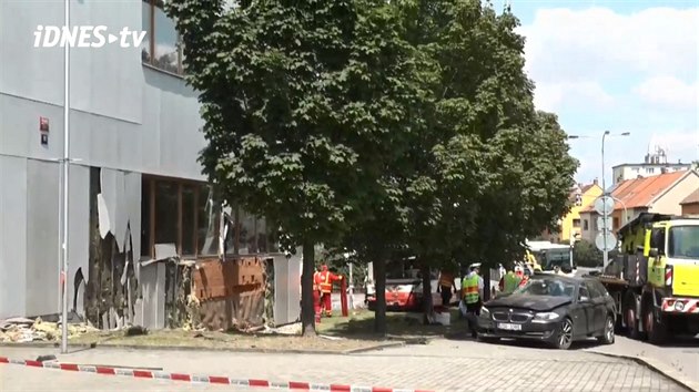 Autobus MHD po kolizi s osobnm autem narazil do budovy eskho statistickho adu v Praze 10. (19. ervence 2018)