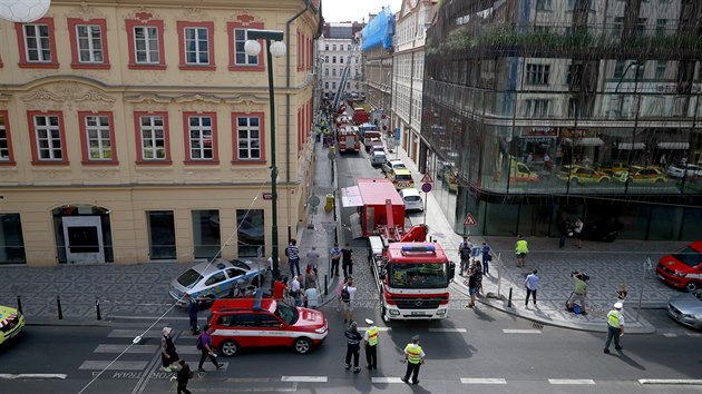 Na stavb v Mikulandsk ulici v centru Prahy se propadla klenba budovy. Sutiny zavalily tyi dlnky. (17. ervence 2018)