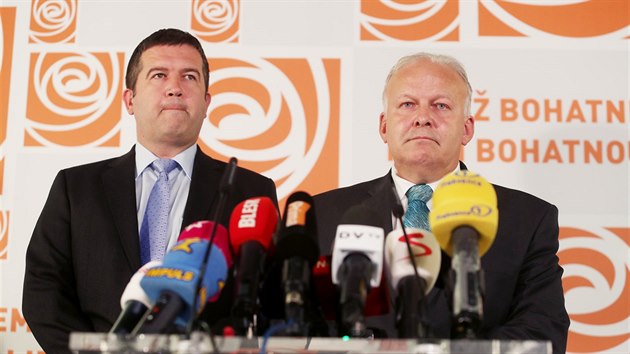 Ministr prce a socilnch vc Petr Krl (vpravo) na tiskov konferenci v praskm sdle SSD, na kter oznmil svou rezignaci. (17. ervence 2018)