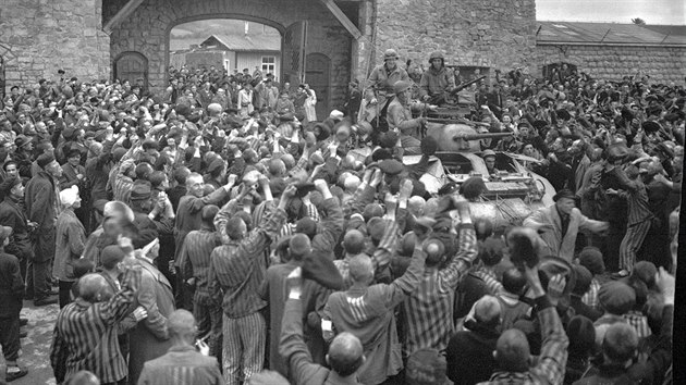 Tanky 11. americk obrnn divize vstupuj do nacistickho tbora Mauthausen. (6. kvtna 1945)