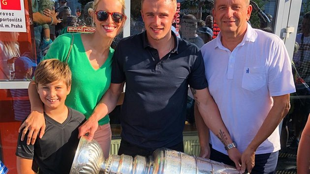 Karolna Kurkov se synem, hokejistou Jakubem Vrnou a tatnkem