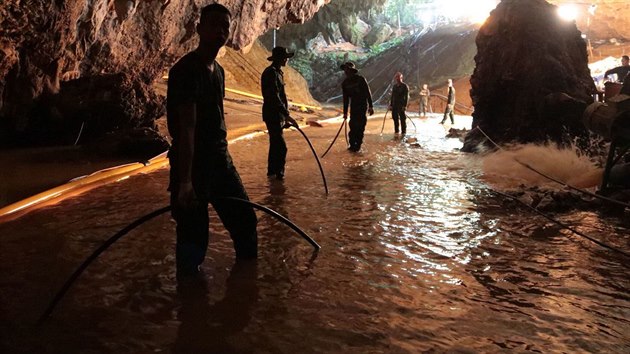 Snmek z jeskyn Tham Luang bhem operace na zchranu thajskch chlapc