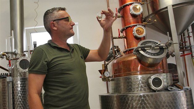 Roman Rajsk z pstitelsk plenice v Ostrav-Plesn pi destilaci teovho kvasu na teovici. 