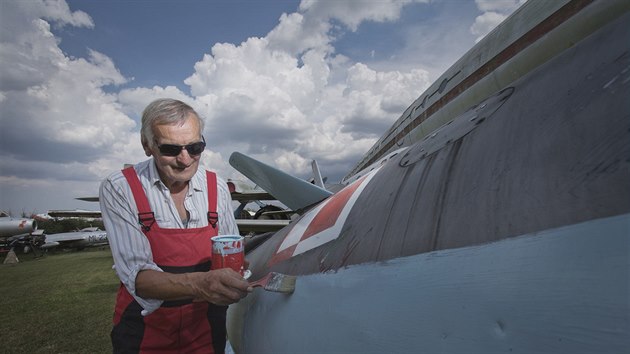 Zakladatel a majitel Air parku ve Zrui natr sousti polskho Lim-6bis (polsk licence rusk sthaky MiG-17) ped jeho kompletac. (16. ervence 2018)