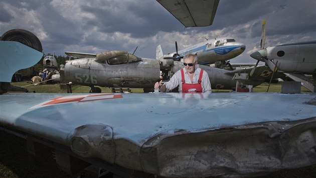 Zakladatel a majitel Air parku ve Zrui natr sousti polskho Lim-6bis (polsk licence rusk sthaky MiG-17) ped jeho kompletac. (16. ervence 2018)