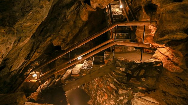 Souasn prohldkov trasa Chnovsk jeskyn je dlouh 260 metr a peven in 42 metr.