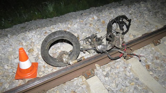 Motork nepeil v sobotu v noci stet s vlakem na pejezdu v katastru Nov Vsi.
