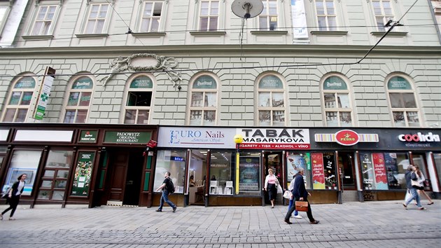 Zm rozdlnch reklam hyzd domu v Masarykov ulici i vedlej restauraci Padowetz.
