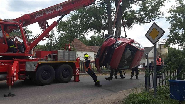 Auto se v Bezin na Tinovsku pevrtilo na bok a skonilo mezi plotem a mostem.