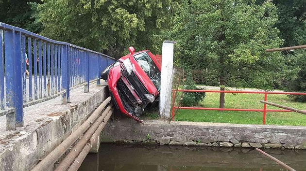 Auto se v Bezin na Tinovsku pevrtilo na bok a skonilo mezi plotem a mostem.