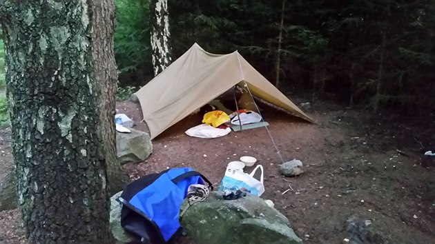 Při kontrole odhalili policisté dvě tábořiště s rozdělaným ohněm nebo stanující muže. (16. července 2018)