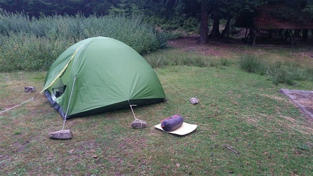 Při kontrole odhalili policisté dvě tábořiště s rozdělaným ohněm nebo stanující muže. (16. července 2018)