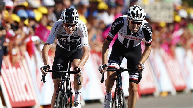 Chris Froome (vlevo) a Tom Dumoulin bojuj v koncovce jedenct etapy Tour de France.