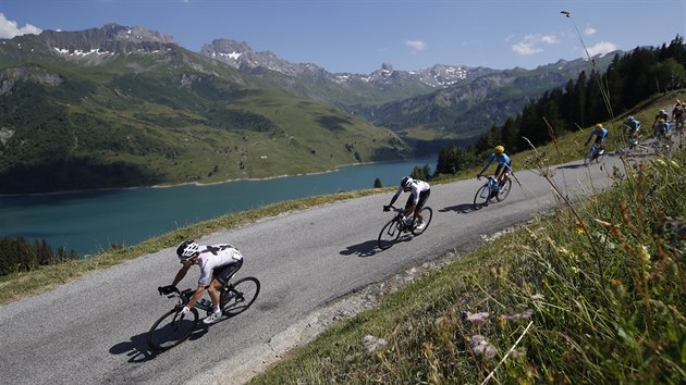 Geraint Thomas v ele skupiny jezdc v jedenct etap Tour de France.