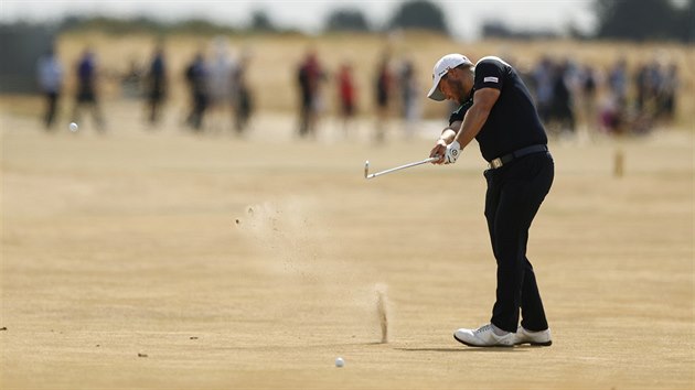 Zander Lombard v prvnm kole golfovho The Open na hiti Carnoustie.