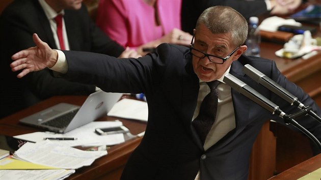 Premiér Andrej Babi hovoí k poslancm ped hlasováním Snmovny o dve...