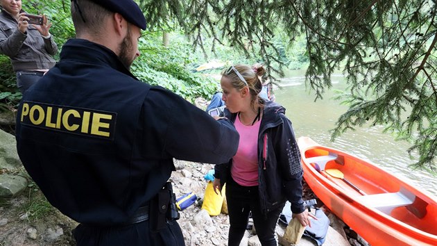 Policejní kontrola ve vodáckém táboiti na Ohi.