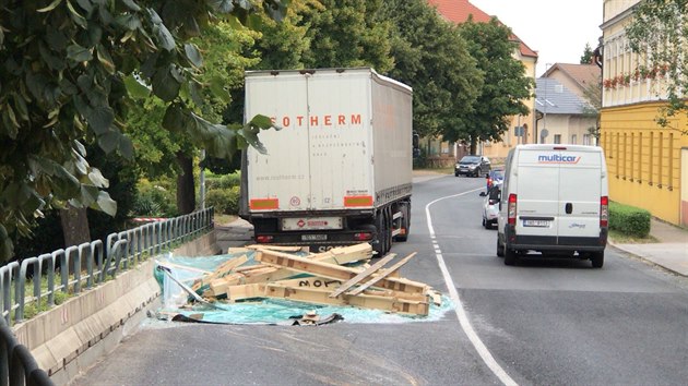 Z kamionu se v Lznch Toue vysypalo deset tun skla. (11.7.2018)