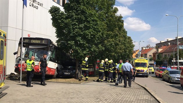 Autobus MHD po kolizi s osobnm autem narazil do budovy eskho statistickho adu v Praze 10. (19. ervence 2018)