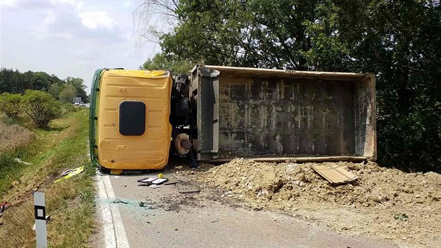 idi vjel na krajnici, auto se stalo neovladateln a pevrtilo se na bok.