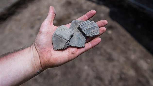 Archeologov nali na rekonstruovanm ndra v Jaromi cenn pedmty z doby bronzov a ranho stedovku (erven 2018).