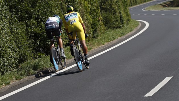 Slovensk cyklista Peter Sagan (vpravo) bhem tmov asovky na Tour, vedle nj jede kolega ze stje Bora Marcus Burghardt.