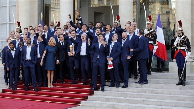Francouzsk prezident Emmanuel Macron pijal se svou manelkou Brigitte fotbalov tm po zisku titulu mistr svta.