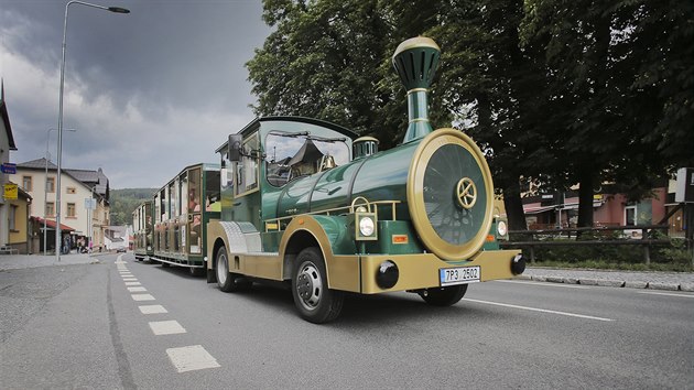 V elezn Rud maj novou atrakci pro turisty. Autovlek, kter doveze zjemce a na ern jezero. (11. 7. 2018)