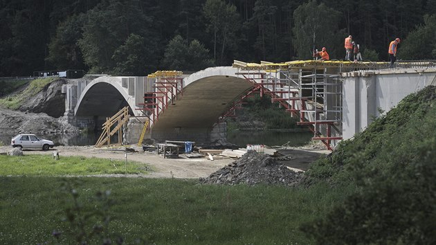 Kompletn rekonstrukce Dolanskho mostu pes eku Berounku potrv do listopadu. (13. 7. 2018)