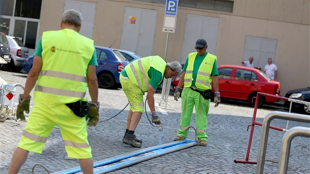 V brnnskch ulicch zaaly ppravy na rezidentn parkovn. Pracovnci Brnnskch komunikac stkaj na silnice modr lajny.