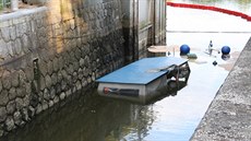 V plavební komoře v Nedakonicích u Uherského Hradiště se potopila malá výletní... V plavební komoře v Nedakonicích u Uherského Hradiště se potopila malá výletní...