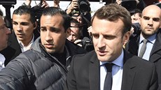 Emmanuel Macron a éf jeho ochranky Alexandre Benalla v Amiens (26. dubna 2017)