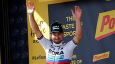 ZELENÝ MU. Peter Sagan den co den obléká na pódiu zelený trikot lídra bodovací soute.