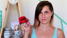 Jitka Tomanová ručně dekoruje porcelán, vytváří loga, maluje plátna na zdi,... Jitka Tomanová ručně dekoruje porcelán, vytváří loga, maluje plátna na zdi,...