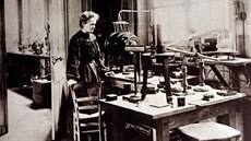 Marie Curie-Skodowská v paíské laboratoi (1912)