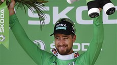 ZELENÝ MU. Peter Sagan den co den obléká na pódiu zelený trikot lídra bodovací soute.