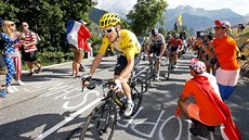 Geraint Thomas táhne vedoucí skupinu pi stoupání na Alpe dHuez.