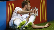 Anglický kapitán Harry Kane se neochotně zvedá z trávníku v zápase proti... Anglický kapitán Harry Kane se neochotně zvedá z trávníku v zápase proti...