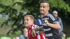 Pardubický záložník Ladislav Mužík (vlevo na snímku z utkání proti Českým... Pardubický záložník Ladislav Mužík (vlevo na snímku z utkání proti Českým...