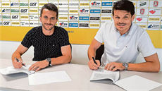 Makedonský fotbalista Fahrudin Ďurděvič (vlevo) a výkonný ředitel hradeckého... Makedonský fotbalista Fahrudin Ďurděvič (vlevo) a výkonný ředitel hradeckého...