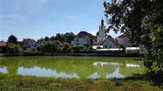 Přestože přímo uprostřed obce jsou dva rybníky a další na okraji, má Zhoř, malá... Přestože přímo uprostřed obce jsou dva rybníky a další na okraji, má Zhoř, malá...