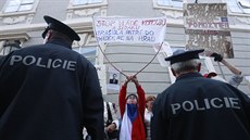 Demonstrace ped Poslaneckou snmovnou proti vlád podporované komunisty (11....