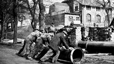 Národní směna u vodárny v Nové Vsi v roce 1948. Snímky dokumentují rodinný,... Národní směna u vodárny v Nové Vsi v roce 1948. Snímky dokumentují rodinný,...