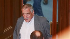 Čestný předseda TOP 09 Karel Schwarzenberg dorazil do sálu ve chvíli, kdy se... Čestný předseda TOP 09 Karel Schwarzenberg dorazil do sálu ve chvíli, kdy se...