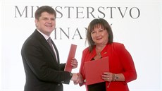 Ministryně financí Alena Schillerová a generální manažer společnosti Uber pro... Ministryně financí Alena Schillerová a generální manažer společnosti Uber pro...